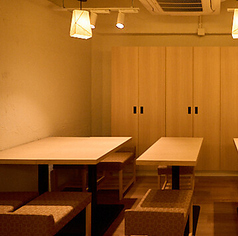 【人数に合わせてテーブル席をご案内】グループでのご来店にもおすすめ◎目配り＆気配り上手なスタッフが、お客様をスムーズにご案内いたします！