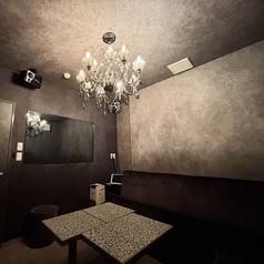 プライベート感のあるお席となっております。10名様まで座れるので、各種お集まりに◎テーブルを囲んで、賑やかで思い出に残るひとときをお過ごしください。