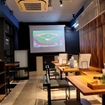 【大型プロジェクター】スポーツ観戦もできるプロジェクターを設置しております！迫力の大画面で、仲間と一緒に盛り上がりましょう♪イベント時や貸切パーティーでのご利用も大歓迎ですので、お気軽にお問い合わせください◎