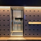 <アクセス交通便について>「築地駅」2番出口、徒歩5分というアクセス抜群の好立地に構えておりますので、大人数のご宴会などでも集合しやすいのも当店の魅力の一つです。ぜひ、ご利用ください。