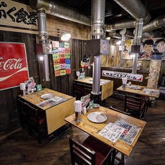 <2名様 × 3>十三店では2名様からご利用可能なテーブル席を完備!店内は全てオープン席のため、仲間との焼肉はもちろん、周囲のお客様とも自然と一体感が生まれる賑やかな雰囲気です。当店自慢の鮮度抜群なホルモンを囲みながら、楽しいひとときを是非お楽しみくださいませ♪美味しいホルモンと冷えたビールを心ゆくまで