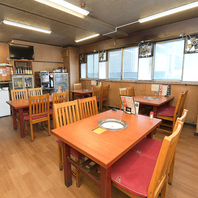 昔ながらの店内で炭火焼肉を楽しめる★