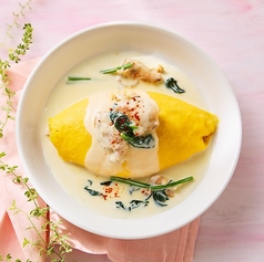 炭焼きチキンとほうれん草のクリームオムライス