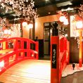 ●～京都の町並みを再現したオシャレな空間～●和の雰囲気とお洒落な店内へお越しください。女子会や合コンなどの飲み会に大人気の個室席「を多数ご完備しております！お酒や逸品料理は種類豊富にございますので、お気軽にお越しくださいませ♪各種宴会のご予約を承っております。