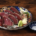 料理メニュー写真&nbsp;わら焼き鰹のたたき(6切)塩・ポン酢