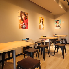 シンプルで落ち着いた3人掛けテーブル席が並び、気軽に訪れやすい雰囲気です。 仕事帰りのサク飲みや夕食にもぴったりで、リラックスした時間を楽しむのに最適◎ 