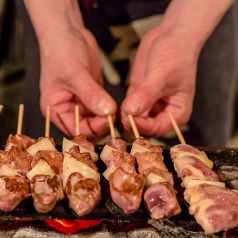 熟練の火入れで丹念に焼き上げる一串！