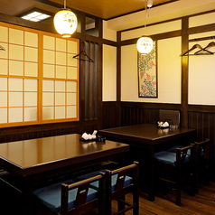 カウンター横にあるテーブル席です。店内全体が見えやすい席となっています。