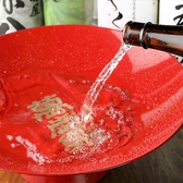 お飲み物、種類豊富に取り揃えております。焼酎や日本酒は、1本1本厳選して取り揃え、博多料理にぴったりのお酒ばかりです。ソフトドリンクや梅酒の種類も豊富なので、お子様や女性の方も楽しく飲めます。飲み放題は、瓶ビール・焼酎・カクテル・サワー・日本酒などございますので、お食事とご一緒にお楽しみください。