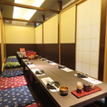 結合可能な掘り炬燵半個室席なので、仕切りを外せば人数に合わせた宴会も可能！