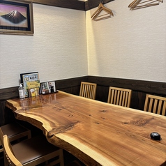 完全個室のテーブル席（VIPルーム）となっております。オーナーも絶賛の木のぬくもり溢れる１部屋となっております。接待やご家族など様なシーンでご利用ください。