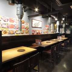 当店は少人数から大人数まで対応可能。ご友人同士やご家族でのご利用も可能。会社単位での飲み会や宴会も可能な、広い店内をご用意しております。