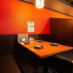 【デート向きのテーブル席】4名様用のテーブル席を多数完備！隣の席と仕切られているので、お子様連れのお客様や、ちょっとしたお集まりにもぴったり♪落ち着いた空間で美味しい旬の味をご堪能ください。
