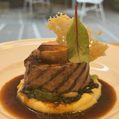 牛フィレ肉のロッシーニ風ソースペリグー