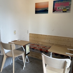 二人席が二テーブルあります。