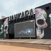 屋外施設でここだけ！？超巨大モニター完備の屋上で、カラオケが使えちゃう！！