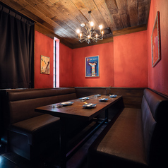 【完全個室で贅沢宴会】落ち着いたブラウンソファと赤壁が調和する上質な空間。温かな照明に包まれた完全個室は、4~8名様の女子会や歓送迎会、貸切宴会にぴったり。飲み放題付きプランも充実しており、特別な時間をゆったりと楽しめるプライベート空間です。