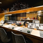 開放感あふれるオープンキッチンのカウンター席はお1人様からデートまで幅広く利用できる空間です。