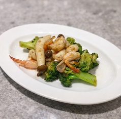 エビとブロッコリーのアンチョビソース