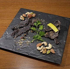 山峡鹿肉のジャーキィ 2種盛りレモン風味とジュニパー風味