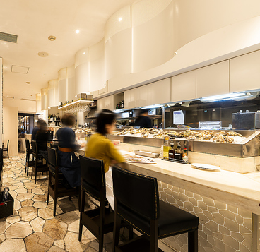 エミット フィッシュバー オイスター&グリル GINZA SIXの雰囲気1