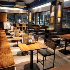 【4名様用テーブル席】グループでのご利用に便利な4名様用のテーブル席です。背もたれ付きの椅子で、長時間座っていても疲れにくく、お食事や会話をゆったりと楽しめます♪少人数の飲み会や女子会、ご家族でのランチにもおすすめです。