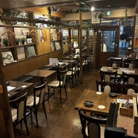 優しい木の温もりを感じられる店内