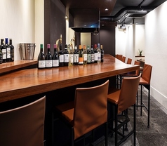 ゆったりお過ごしいただける広めのカウンター席は1名様から気軽にご利用くださいませ。カウンター9席