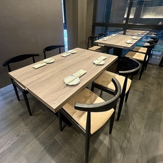 【新規増設フロア「山尾天神 はなれ」】最大10名様までのテーブル席は大きな窓と開放感のある空間でご宴会をお楽しみいただけます。