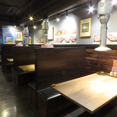 飲み放題と一緒に焼肉をお楽しみいただける店内は、4名様でお座りいただけるお席を数多くご用意。ボックス席もございますので人数に合わせてご利用いただけます。