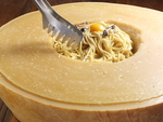 カルボナーラはお客様の席の前で仕上げをします。チーズたっぷりの自慢料理です。