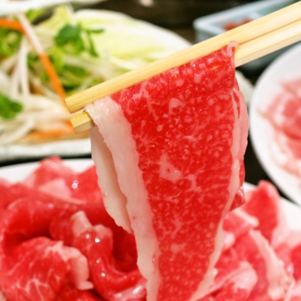 人気の牛しゃぶはすき焼き出汁が人気★他、豚と牛のハーフ＆ハーフ盛りもご用意！