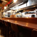 【目の前で調理が見えるカウンター席】お一人様のご利用も大歓迎！横並びで座れるカウンター席はデートや、2人で語らう夜にもおすすめです。こだわりのお酒もゆっくりとご堪能いただけます◎