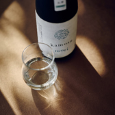 【厳選したお酒とともに】季節ごとに厳選したお酒をコース料理と共にお愉しみいただけます。料理の魅力を引き立てる絶品のペアリングで、特別なひとときをどうぞ。飲み比べセットもご用意しており、様々なお酒の味わいをご堪能できます。飲み放題プランも3,000円からご提案可能です。内容についてはお気軽にご相談下さい。