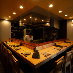 カウンター席10席のみの上質な空間を、貸切でゆったりとご利用いただけます。最小人数8名様から最大10名様まで、職人の技を目の前で楽しむ贅沢なひとときをお約束します。貸切のご予約は ご利用日の4日前までにお電話でお問い合わせください。メニュー内容や価格についてはご相談を承ります.お気軽にお申し付けください。