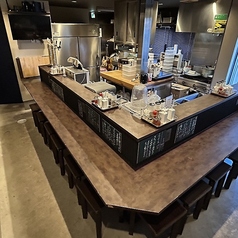 カウンター席は１０席あります。状況によっては１２席になります。