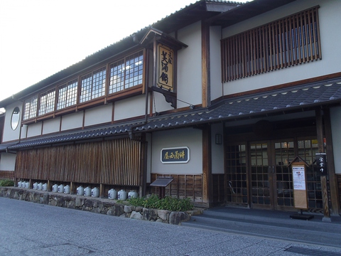日本酒の仕込みの水を使った季節感溢れる料理を、京町屋をイメージしたお店で味わう。