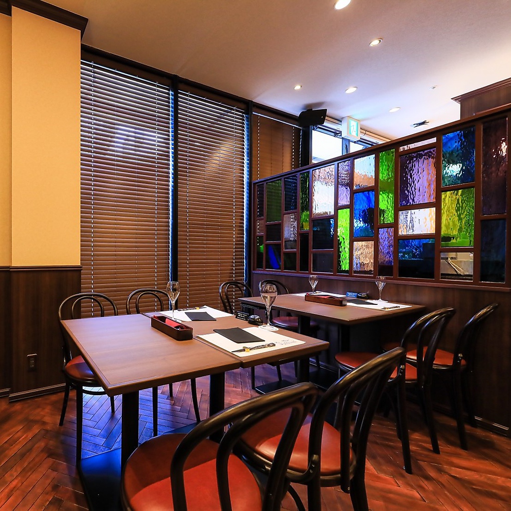 ご家族やグループでゆっくりご歓談しながらお食事できるテーブル席もご用意してます！