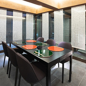 <貸切について>ご予約は最大20名様程度まで承っております。仕切りを外すことで、大人数でのご利用も可能となり、柔軟な対応が魅力です。両家のお顔合わせやお宮参り後の会食、さらには法事の後のお集まりまで、様々なシーンでご利用いただけます。