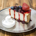 料理メニュー写真&nbsp;こぼれベリーのチーズケーキ