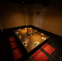 ≪10名様個室≫皆でテーブルを囲んで料理を堪能♪会話も弾む四角テーブルで楽しいご宴会に最適です！旬の食材を使用した自慢のお料理と豊富な種類のドリンクをお楽しみ頂ける飲み放題付宴会コースを各種ご用意しています。人数・ご予算などお気軽にどうぞ！
