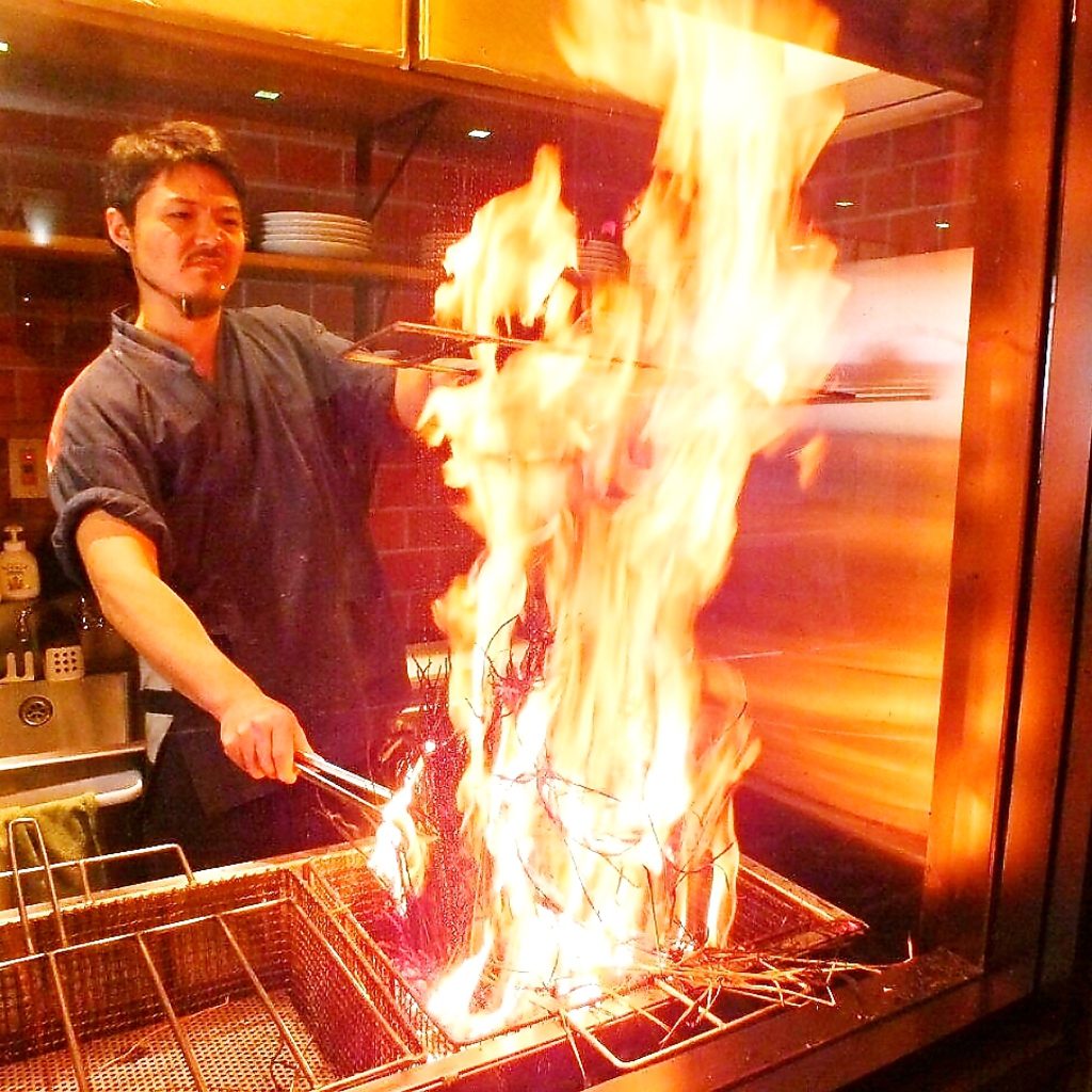 籠太名物！わら焼きいぶし「かつをの塩たたき」　ご注文を頂いてから豪快に焼き上げます！！