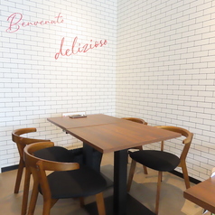 4名がけテーブル席が2席ございます。テーブルを連結させて最大6名様までご利用いただけます。ご夫婦・カップル・ファミリー・お仲間同士など、幅広い層にご利用いただいております♪お子様連れも大歓迎です!