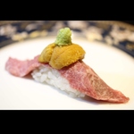 鮮やかな手捌きで握る山城牛。溢れる雲丹と肉の脂が、喉元まで贅沢に解けてゆく。