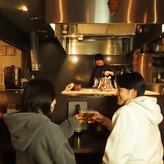 カウンターは目の前で【原始焼き】を見ることのできる特等席。少人数でのご利用はカウンターがオススメでです！