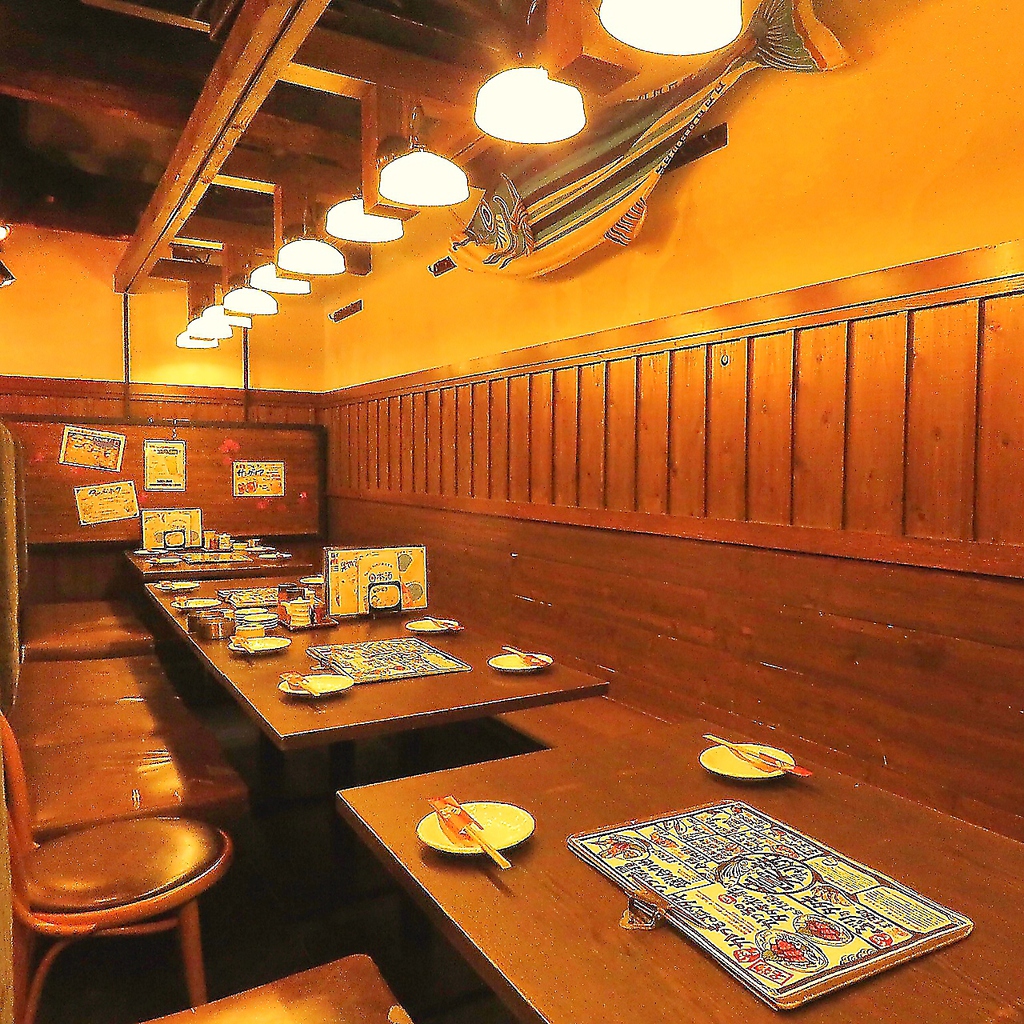 テーブル席も雰囲気抜群！！仕切りもあるので半個室に変身いたします！