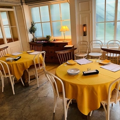 【2F】暖かみのある照明とお洒落な雑貨やインテリアが囲むメインダイニングのテーブル席。デートや女子会、ママ会など普段よりもワンランク上の優雅なひとときをお過ごしくださいませ。(2~8名様利用可)