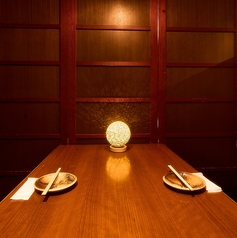 気の置けないご友人とゆっくり語り合いときには個室席へ♪周囲の目を気にせず、プライベート空間でお話に花を咲かせ、お食事をお楽しみいただけます。個室席は2名様よりご案内しております。週末は混みあいますのでお早目のご予約がおすすめです。お気軽にご予約ください！