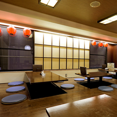 店内の奥は小上がりになっています。お席は堀ごたつになっていますのでごゆっくりお寛ぎ頂けます。5つお席がございますので、大人数の宴会などにもご利用頂けます。