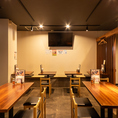 広々とした店内には、グループでの飲み会に最適なテーブル席を多数ご用意しております。会社の同僚やご友人同士など、4名様でゆったりとお座りいただけるレイアウト。明るく清潔感がありながらもホッと落ち着く空間は、日常使いの居酒屋として大好評です。気の置けない仲間とワイワイ楽しいひとときを。